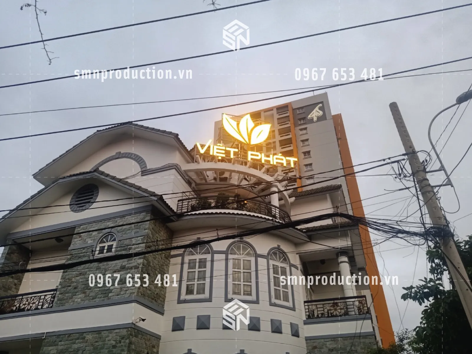 logo chữ nổi mica
