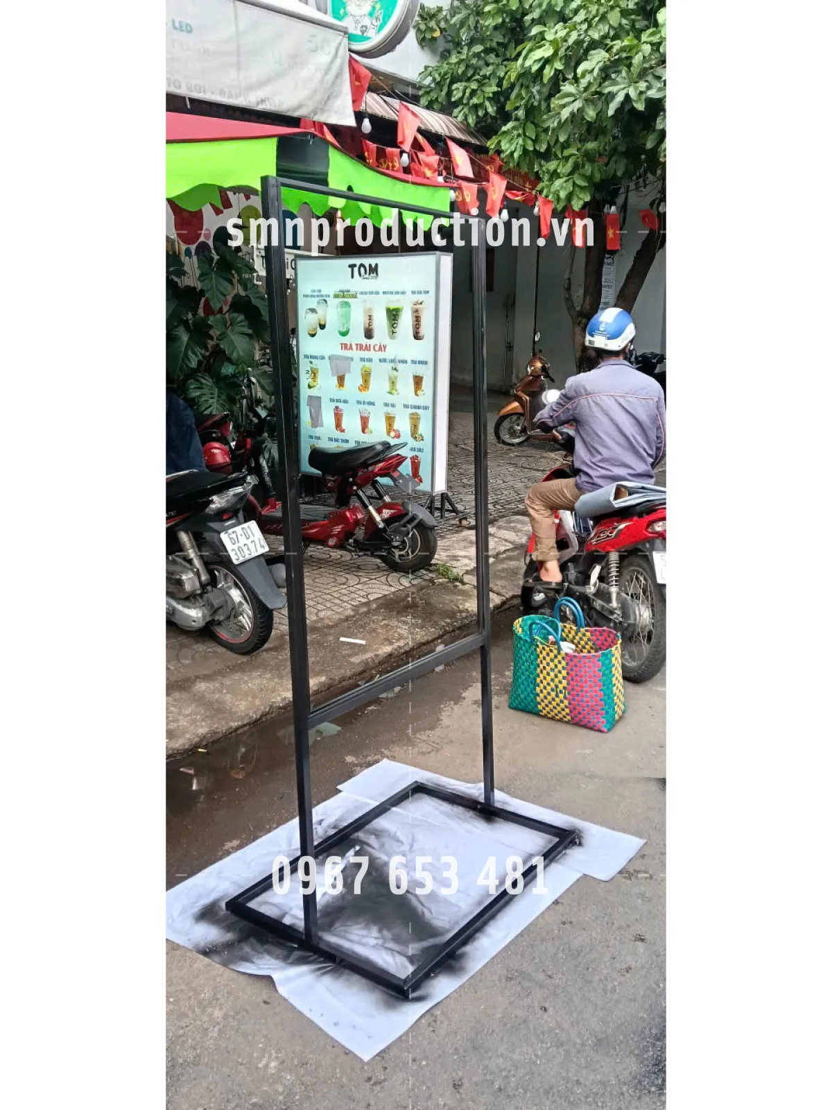 standee chân sắt